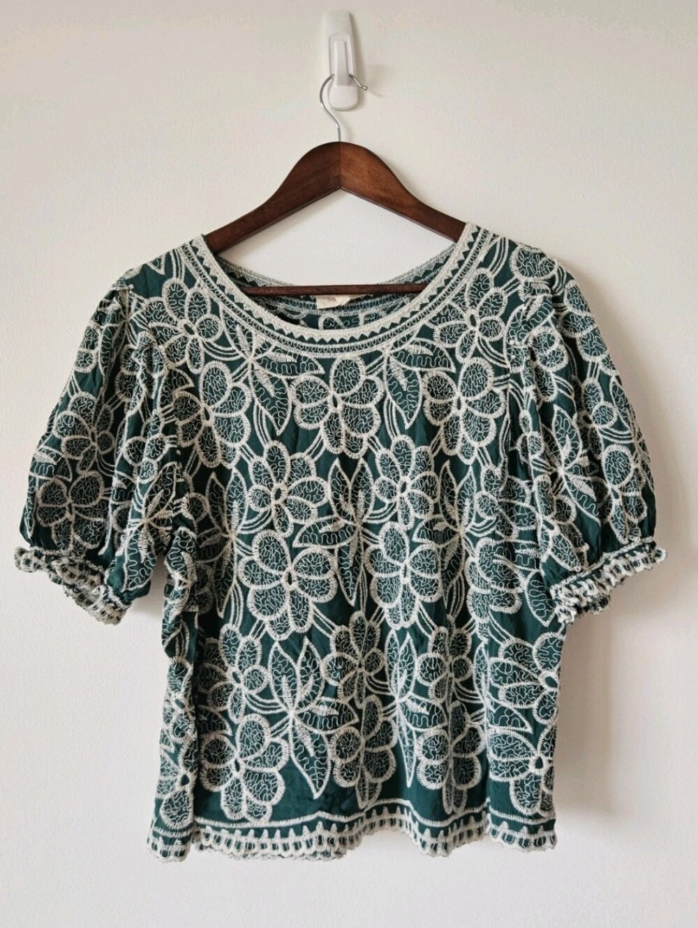 Solitaire Embroidered Floral Puff-Sleeve Top in Teal and Cream XL